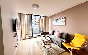 Wolli Creek Entire 2-Bedroom Apartment With 2 Bathrooms